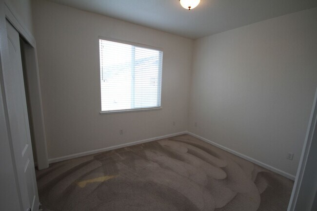 Foto del edificio - 3 Bed| 2.5 Bath | 2448 SF | 2 Separate Garages | Two Story Home | Tenant pays $190 for WS&G.