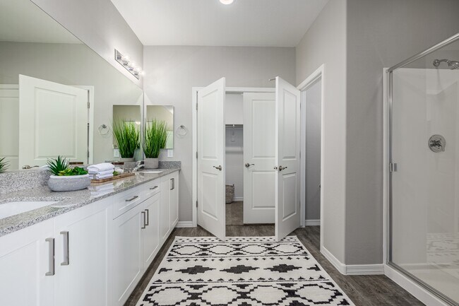 Amplio cuarto de baño principal - Lyra Residences