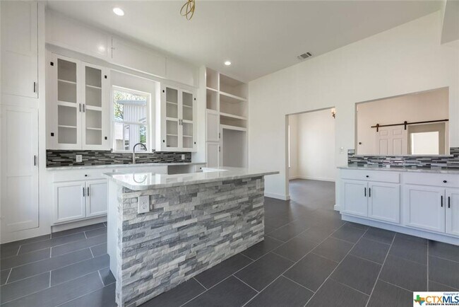 Building Photo - 310 E Main St