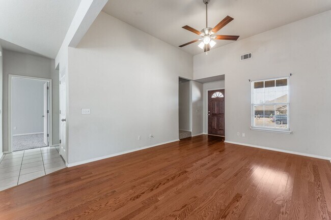 Building Photo - Introducing a spacious duplex with a great location in Bentonville, AR