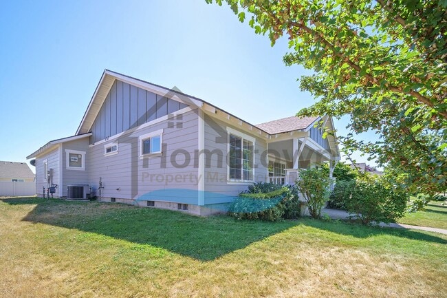 Building Photo - 3 Bedroom 2 Bathroom Home with Attached 2 ...