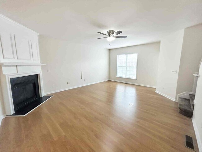 Foto del edificio - 4033 Edgecomb Dr
