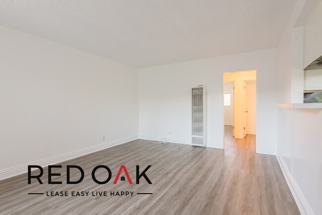 Foto del edificio - Fabulous Two Bedroom with Sunlit Rooms, Ea...