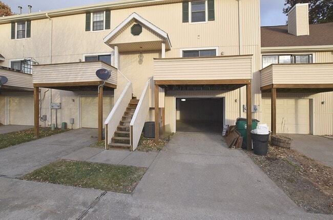 Building Photo - Two bedroom 1.5 bath townhome with 1 car g...