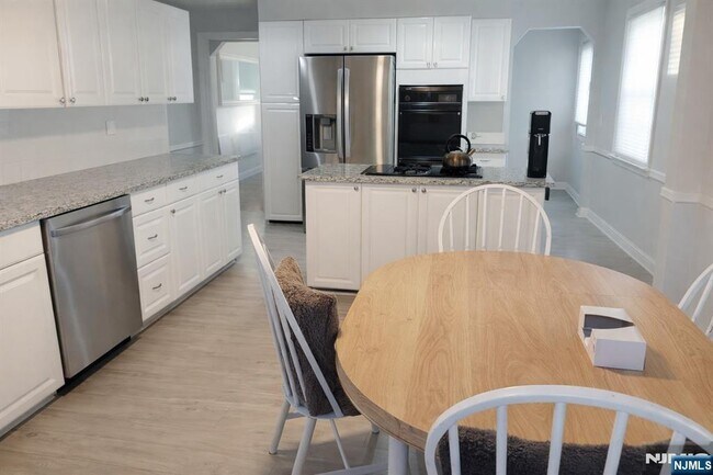 Foto del edificio - 311-11 Pickett Pl