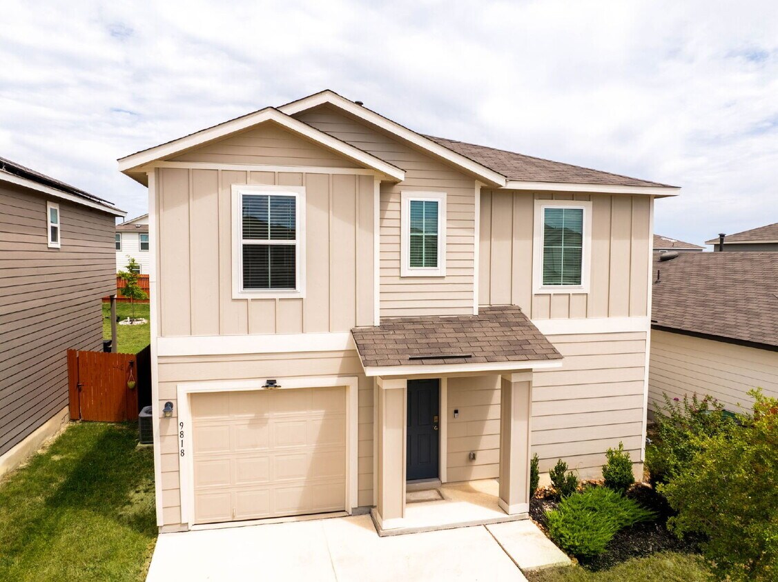 Foto principal - Located in the vibrant Valley Ranch commun...