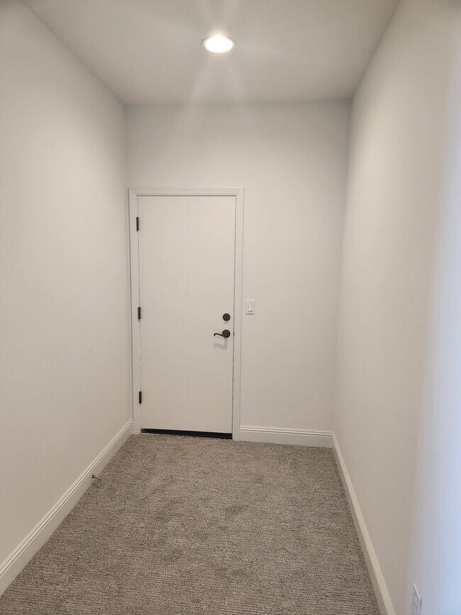 Building Photo - Great Santa Rosa Neighborhood 3 Bedroom, 2.5 Bathrooms