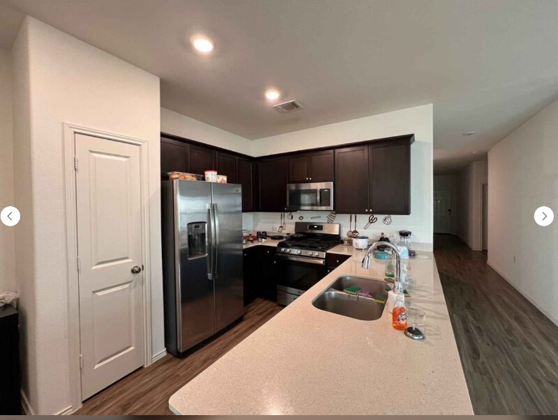Foto del edificio - 2205 Forgetmenot Ln