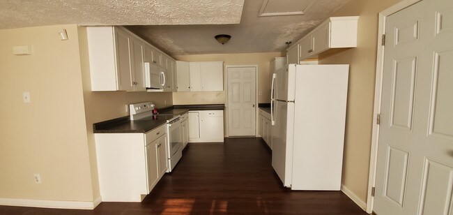 Kitchen - 3516 Torbay Dr