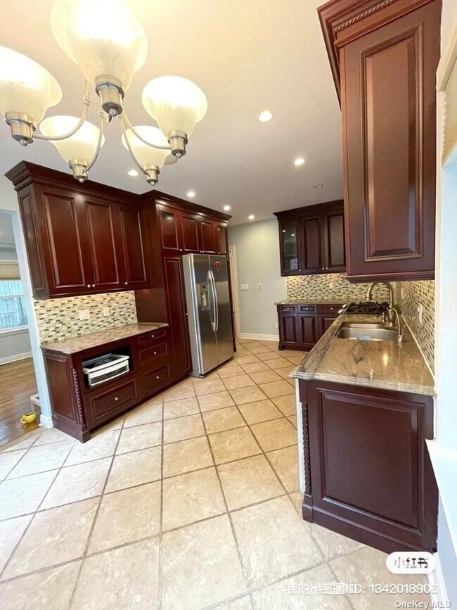 Foto del edificio - 49-12 Browvale Ln