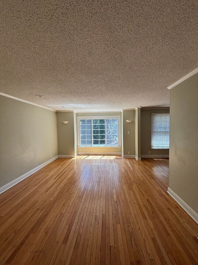 Foto del edificio - NEW LISTING!  3-bedroom, 3.5-bath townhome...
