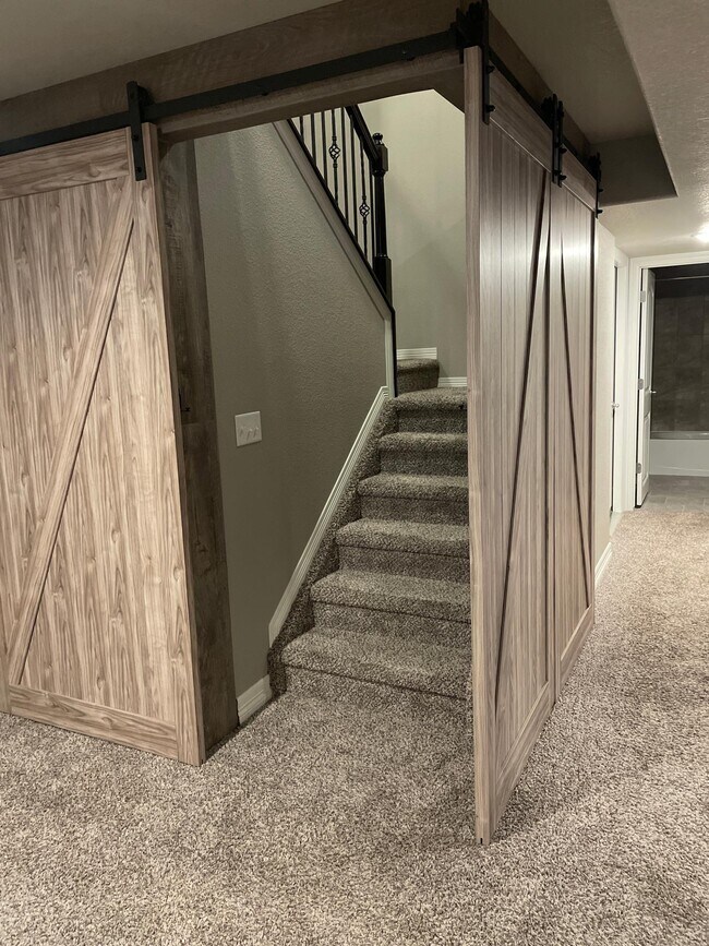 Escaleras cerradas para mayor privacidad. - 5383 Homeward Dr