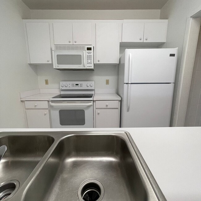 Building Photo - Beautiful 1-Bedroom Condo in the Beautiful...