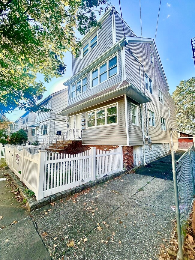 Building Photo - 205 N 16th St