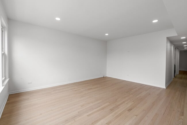 Building Photo - 5439 N Artesian Ave