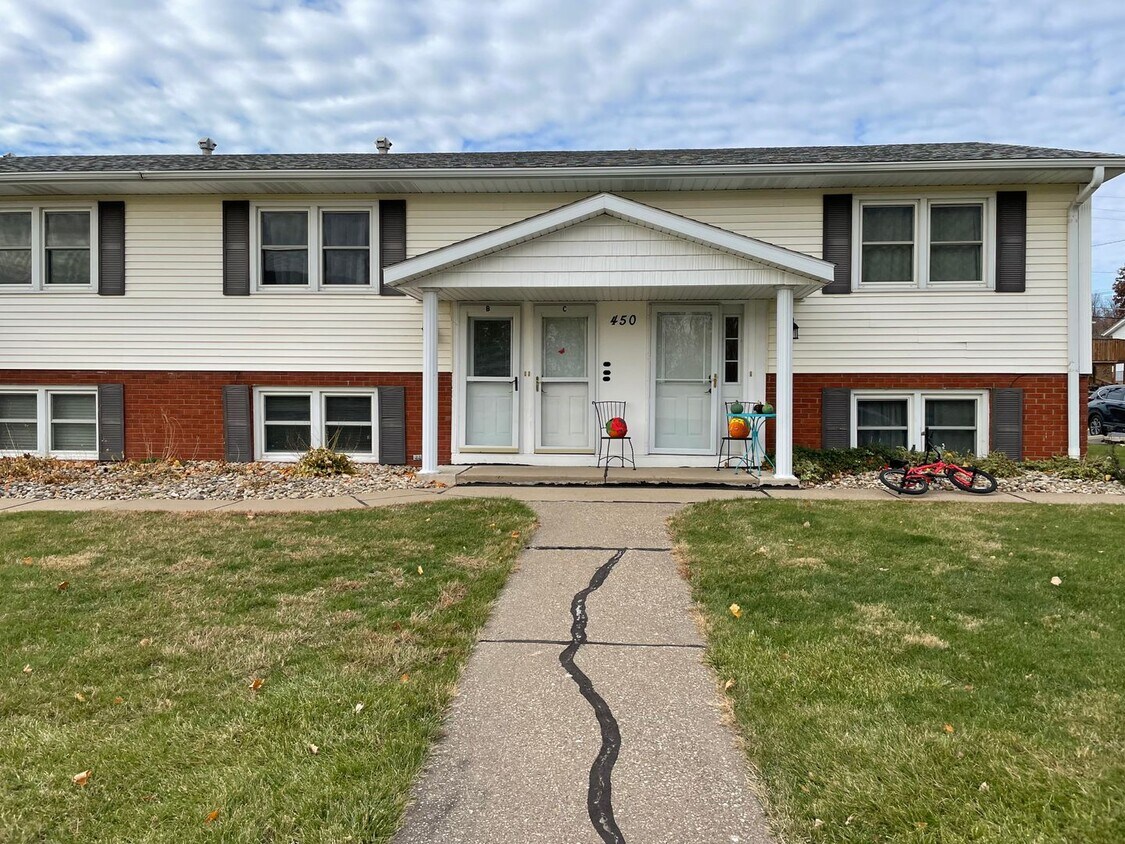 Foto principal - 1 Bedroom, 1 Bath Townhouse LeClaire, IA