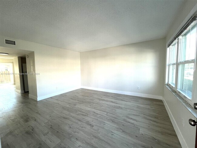 Foto del edificio - 317 Gulfstream Rd