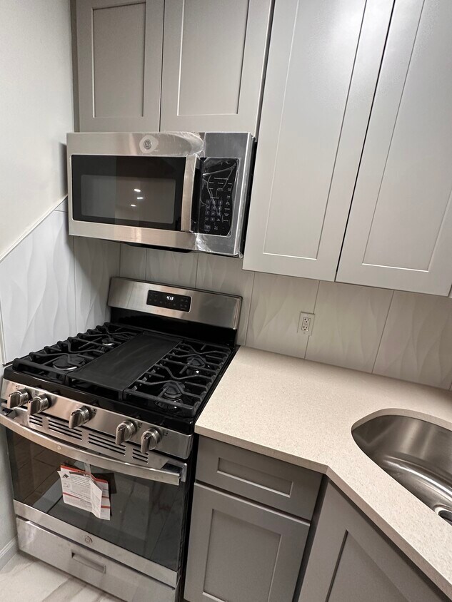 New Gas Range and Microwave - 4612 161st St