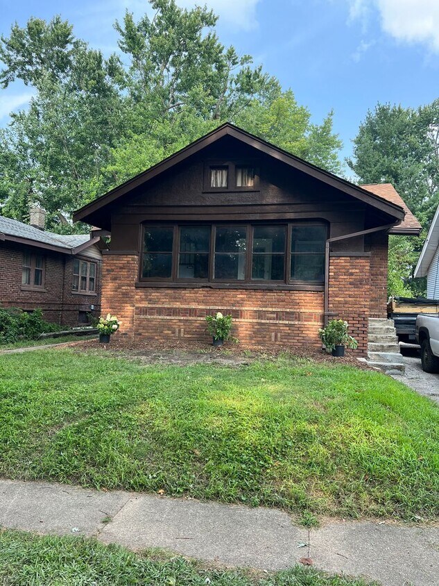 Foto principal - 2528 S Lowell Ave