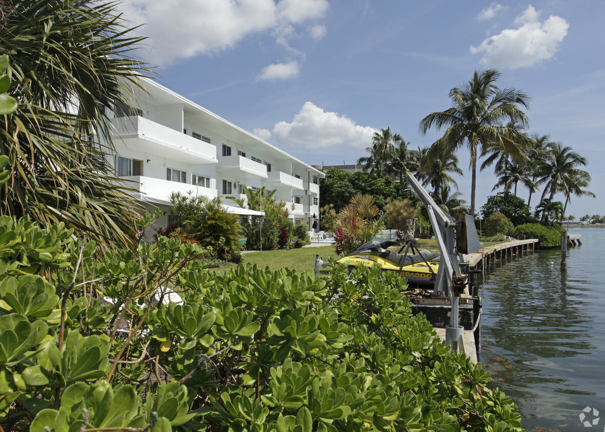 Building Photo - Mid Bay Club