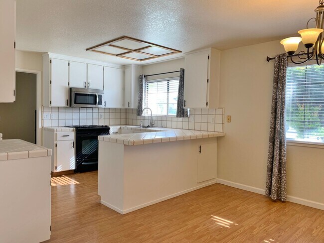 Building Photo - Single Story Home in Hollister