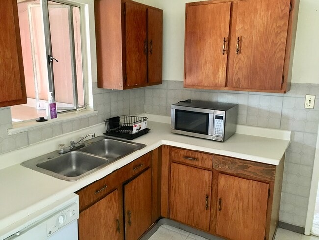 Building Photo - 4640 Clairemont Dr