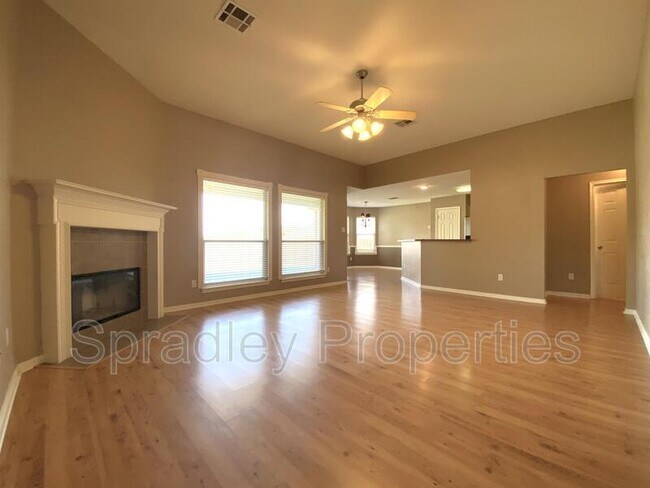 Building Photo - 2318 Kingsbury Dr