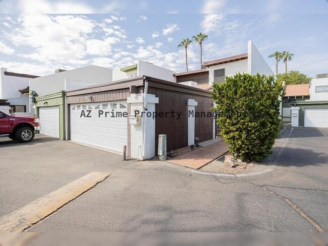 Building Photo - 3139 S Fairfield Dr