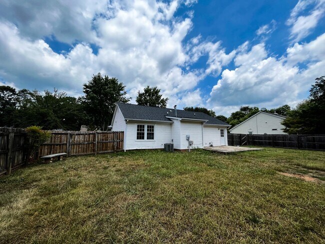Building Photo - Charming 3 Bedroom 2 Bathroom House
