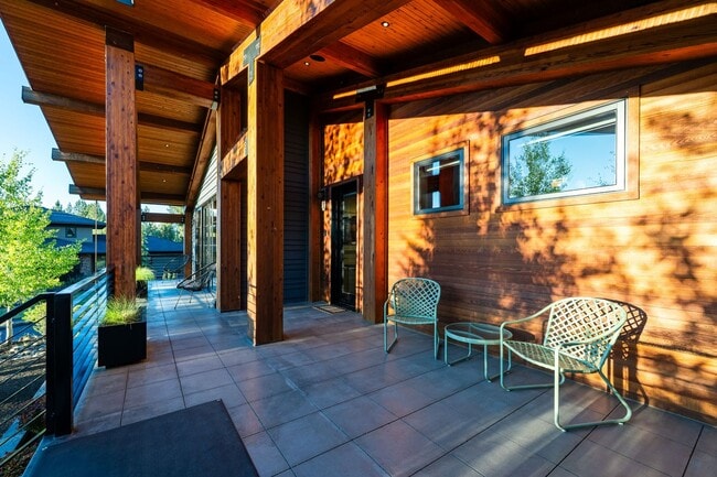 Building Photo - Stunning Mountain Home