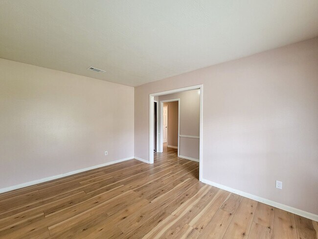 Building Photo - GREAT 3 BEDROOM 2 BATH HOME IN LEAGUE CITY. BIG BACKYARD AND LARGE DEN AREA.