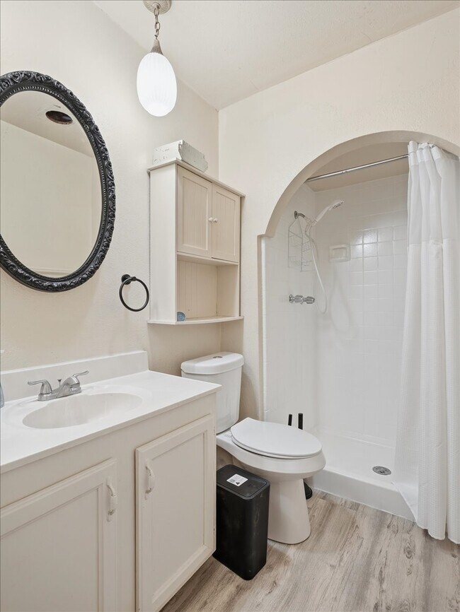 Foto del edificio - 5614 Christie Ln