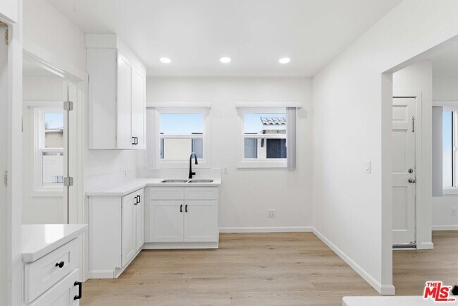 Foto del edificio - 580 W 15th St