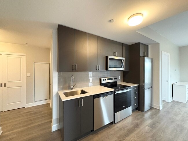 Building Photo - OAKVILLE – MODERN 2 BEDROOM – 2 BATHROOM – CONDO – $2,450 – ONLY