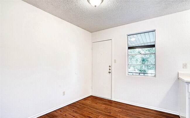 Foto del edificio - 728 Martindale Rd