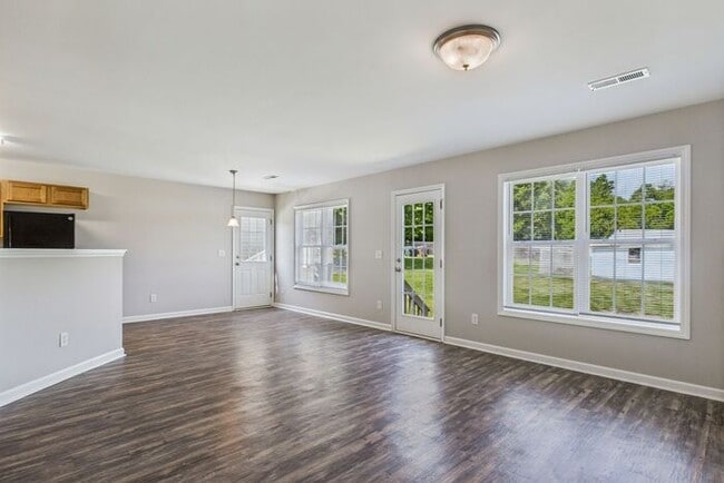 Building Photo - Beautifully Updated 3-Bedroom Home in Gree...