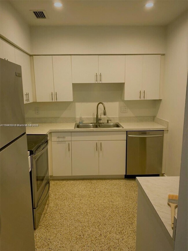 Building Photo - 6880 SW 77th Terrace