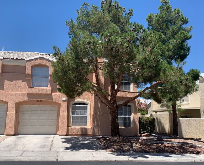 Building Photo - Beautiful 3 Bedroom Townhome in a Gated Co...