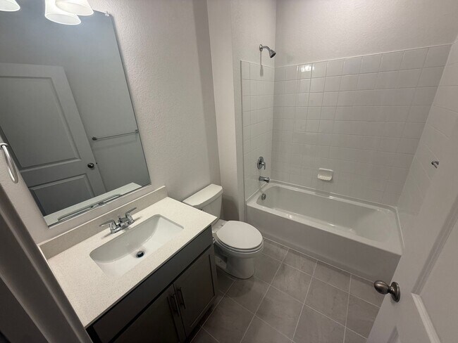 Foto del edificio - Brand New 5-Bedroom Home in Ideal Location