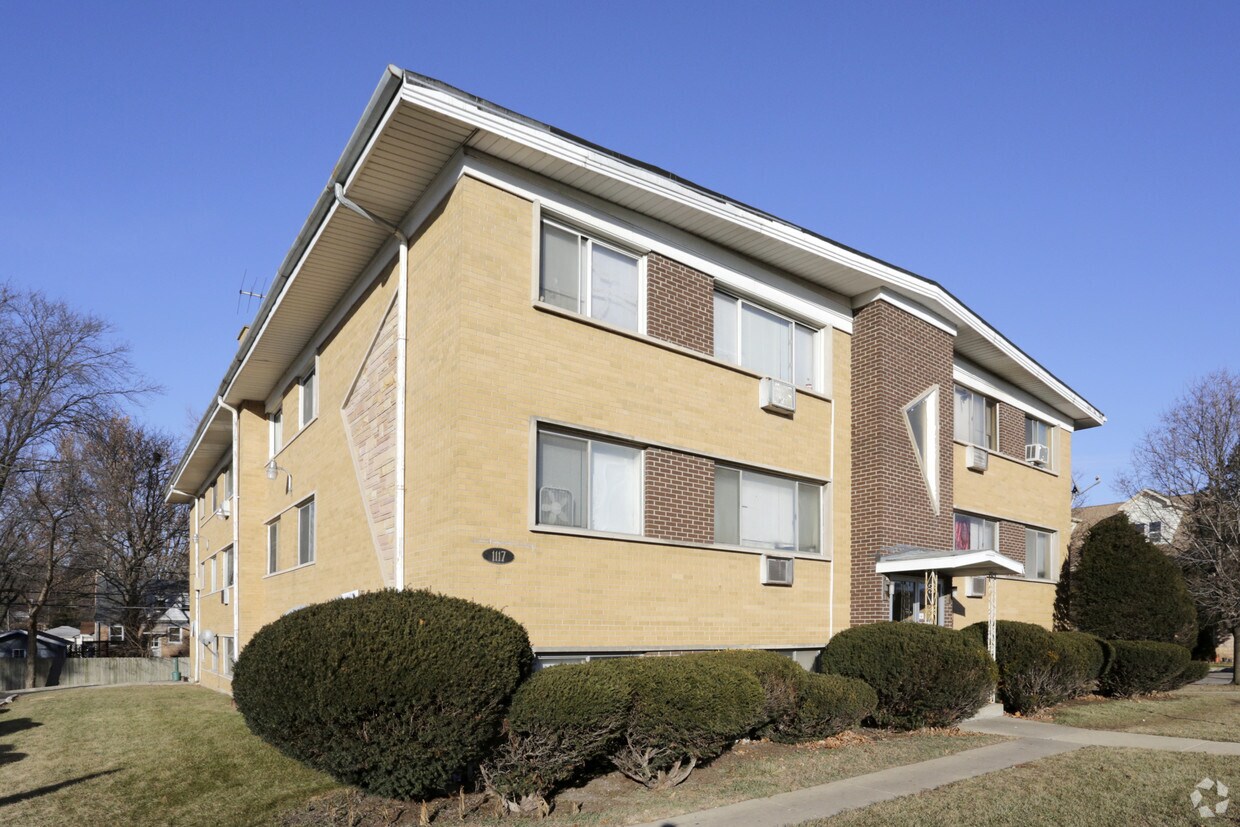 1117 E Roosevelt Rd, Wheaton, IL 60187 Apartments in Wheaton, IL