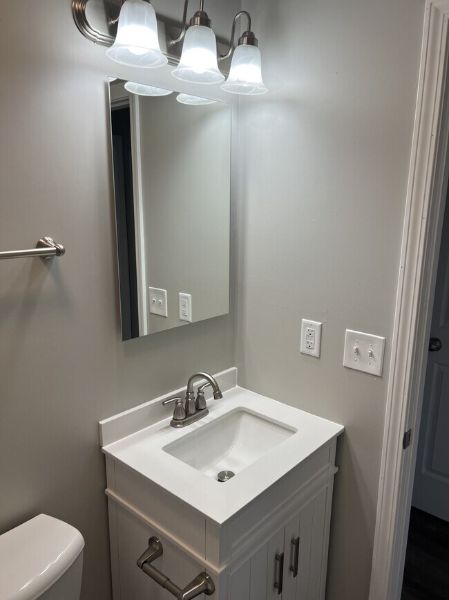 Foto del edificio - 605 Lakeshore Dr