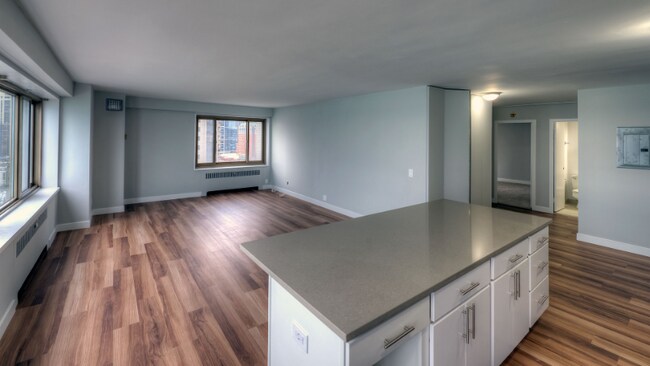 Building Photo - 1345 N Astor St