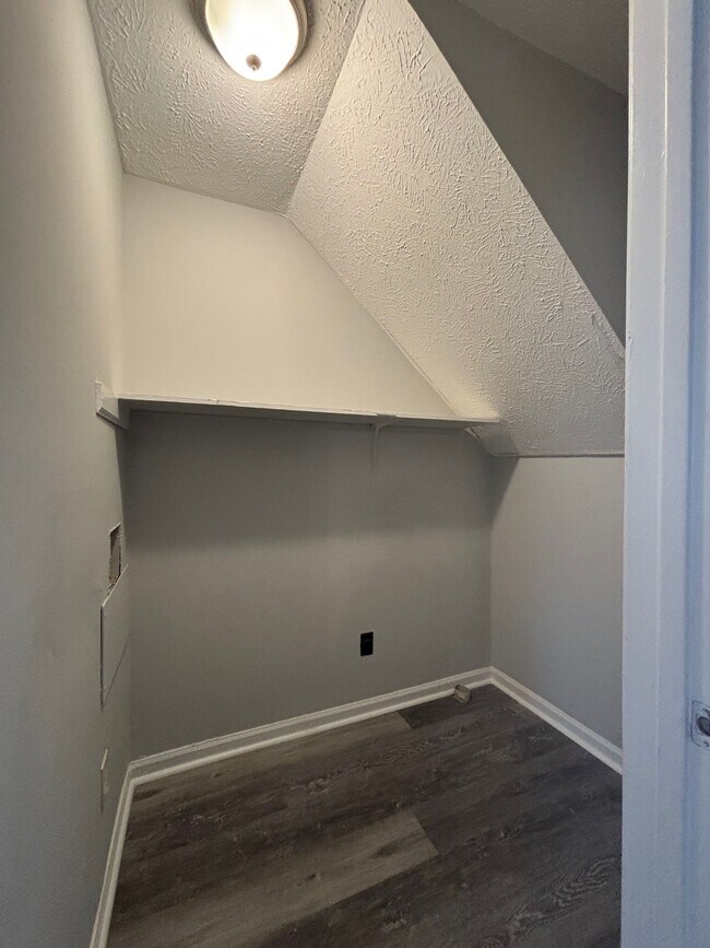 Building Photo - 5713 Aftonshire Dr