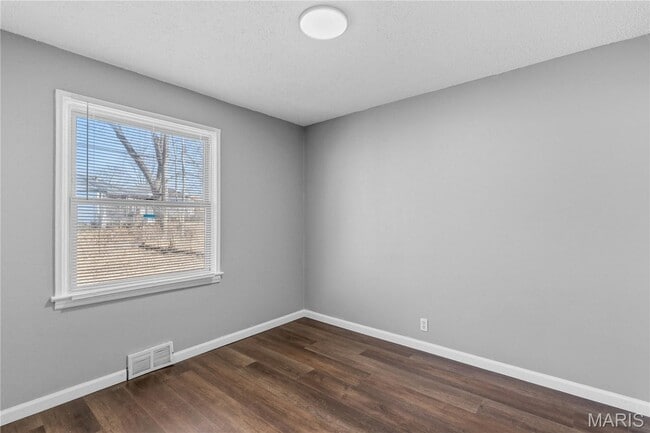 Building Photo - 7471 Sharon Dr