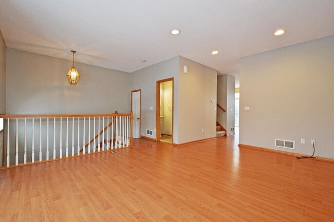 Building Photo - Beautiful 3 Bed 2.5 Bath Townhouse in Appl...