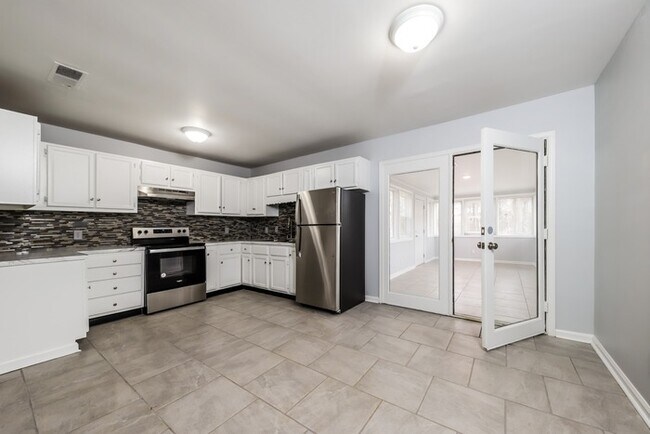 Foto del edificio - Lovely 4 Bedroom on Oak Ridge Drive