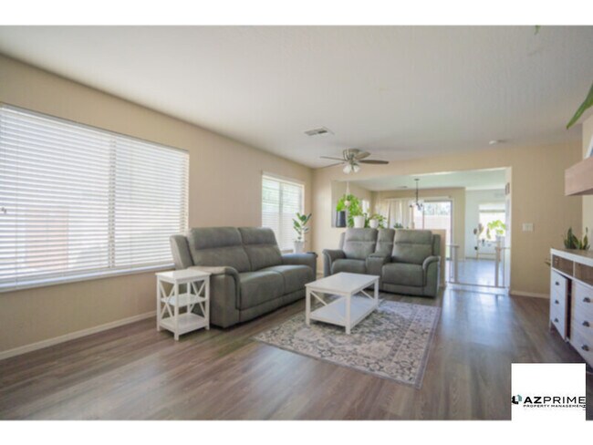 Foto del edificio - Fall in love with this charming 3/2 rental home in a peaceful and well-kept neighborhood in the West
