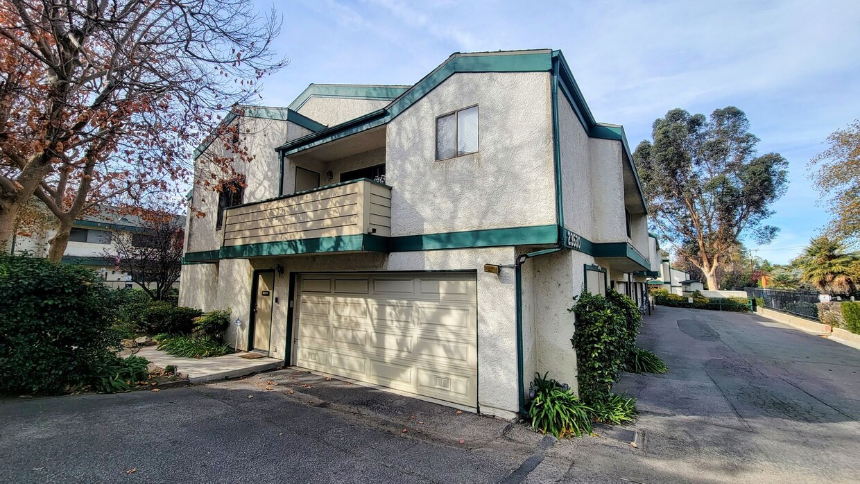 Primary Photo - Charming 2 Bed + 1.5 Bath + 2 Car Garage C...