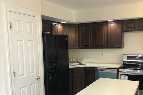 Foto del edificio - 5561 Rivendell Pl