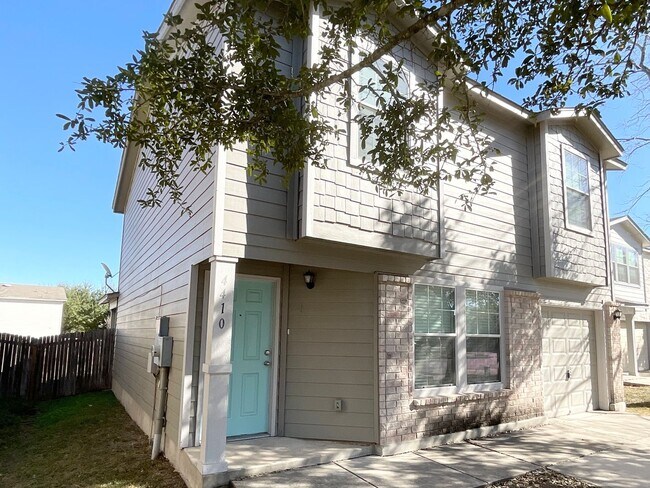 Foto del edificio - Outstanding 3 bedroom/2.5 bath home in established neighborhood just minutes from Lackland AFB an...